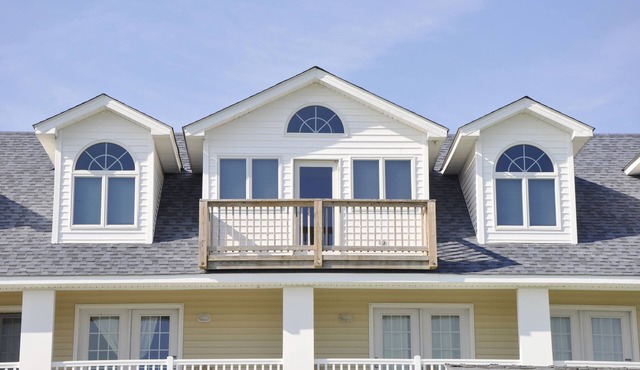 William's Villa: Spacious centrally located condo, cathedral ceilings