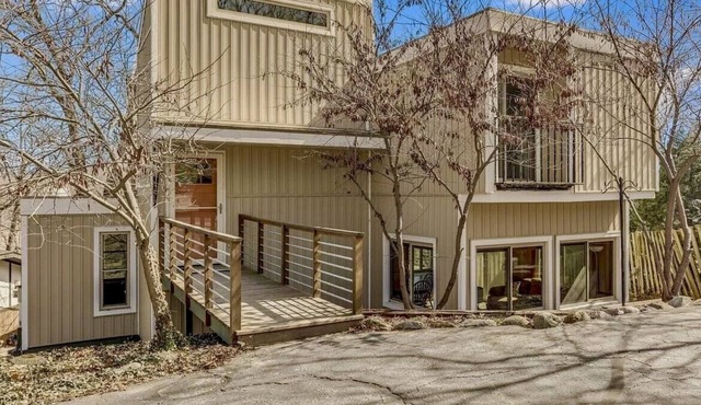 Williams Bay prime location! Short walk to lake.Monthly Rental in private assoc.