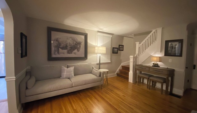 Williamsville Village Farm House Convenient location for visting Niagara Falls