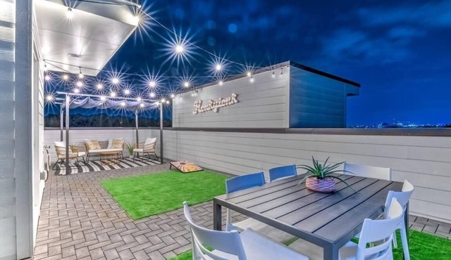 Willie’s World! 14 Beds*GameRoom*Huge Rooftop!