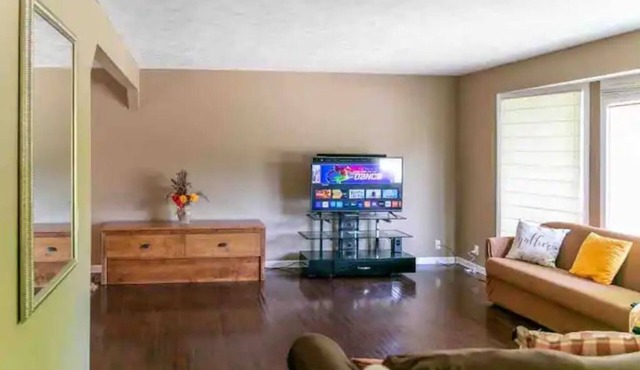 Willit. Stylish pet friendly home. No pet fee