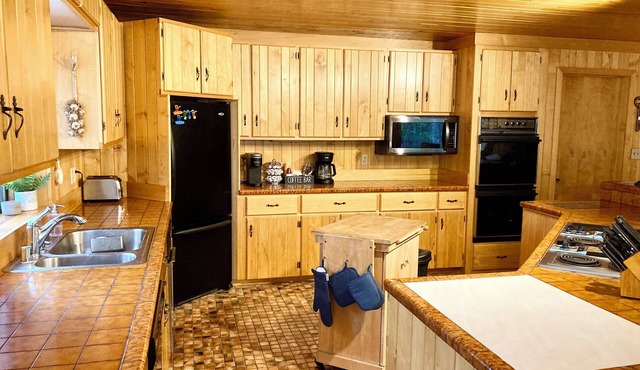 Willow Aviator Lodge - pool table, sauna, fire pit