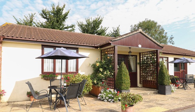 WILLOW BARN, family friendly, character holiday cottage in Wincanton