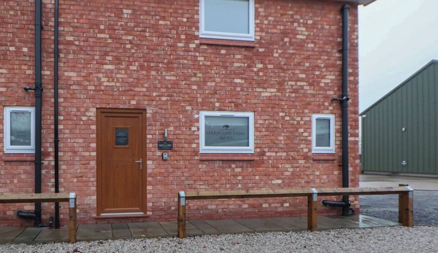 WILLOW BARN, pet friendly, character holiday cottage in Saughall