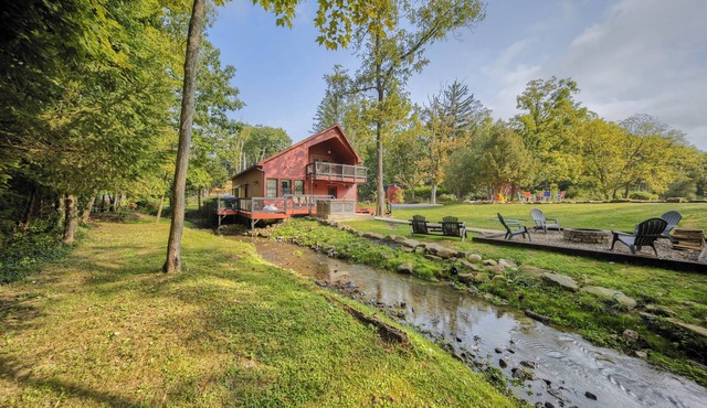 Willow Brook Getaway: Hot Tub, Deck in Mifflinburg