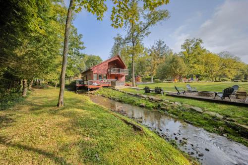 Willow Brook Getaway Hot Tub, Deck in Mifflinburg