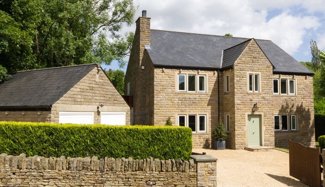 WILLOW BROOK, pet friendly, with open fire in Glossop