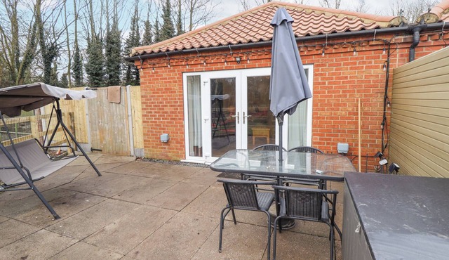 WILLOW COTTAGE, pet friendly, with a garden in Barrow-Upon-Humber