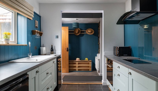 Willow Cottage - a hot tub that sleeps 2 guests in 1 bedroom