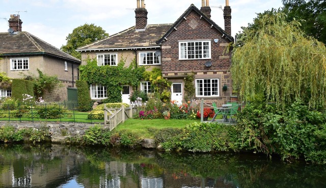 WILLOW COTTAGE, family friendly in Ashford-In-The-Water