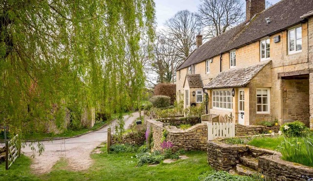 WILLOW COTTAGE, family friendly in Bourton-On-The-Water
