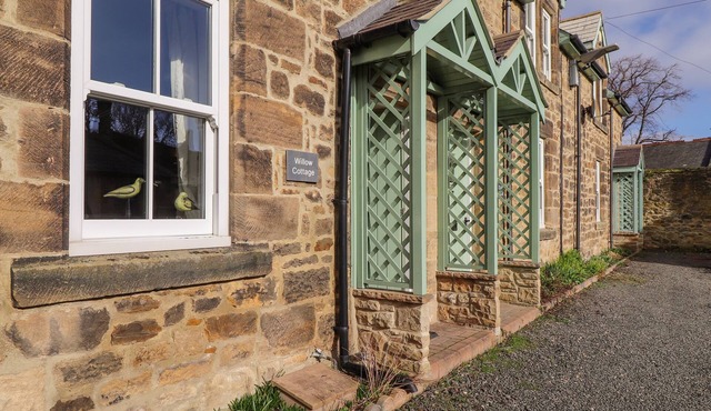 WILLOW COTTAGE, pet friendly, with open fire in Lesbury