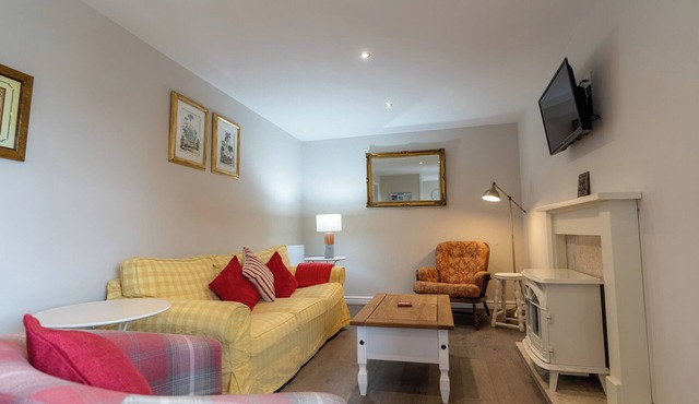 WILLOW COTTAGE, pet friendly, character holiday cottage in Eppleby