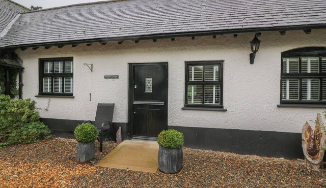 WILLOW COTTAGE, romantic, character holiday cottage in Llanilar
