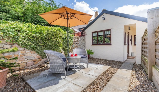 WILLOW COTTAGE, romantic, with hot tub in Skipsea