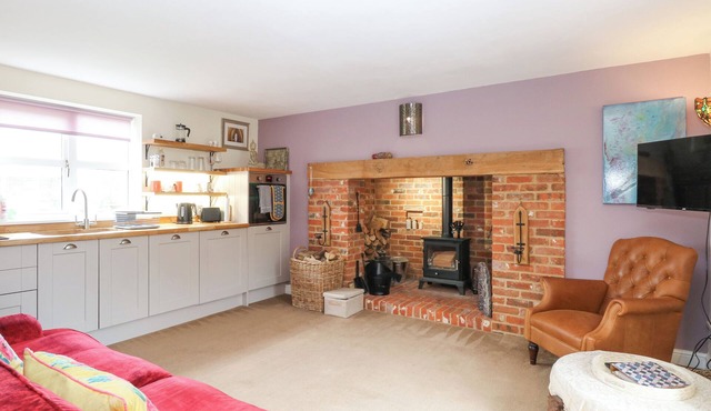 WILLOW COTTAGE, romantic, character holiday cottage in Catsfield