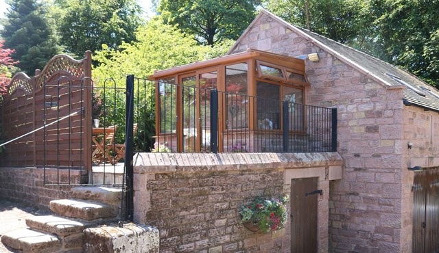 WILLOW COTTAGE, with hot tub in Upper Hulme