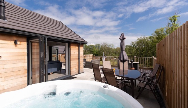 Willow Cottage with private hot tub