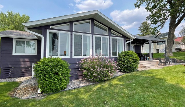 Willow Cove Cottage - A Serene 5-Bedroom House on Pleasant Lake in Annandale, MN
