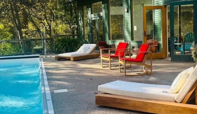 Willow Creek: Mid-Century Oasis