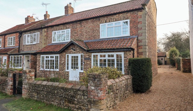 WILLOW GARTH, family friendly, with open fire in Boroughbridge