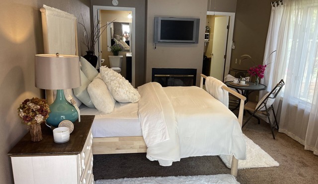 Willow Glen Hideaway - Charming Cottage with Hot Tub