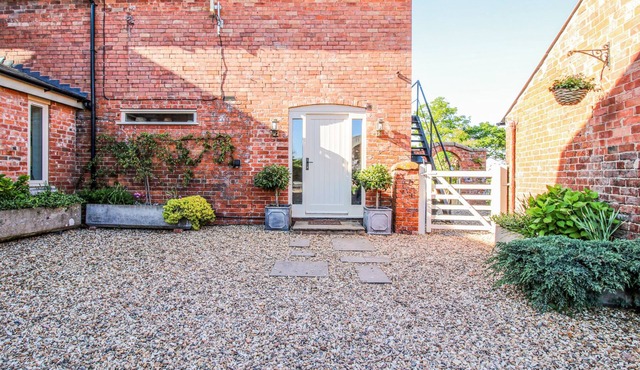 WILLOW GRANGE ANNEX, romantic, character holiday cottage in Ellesmere