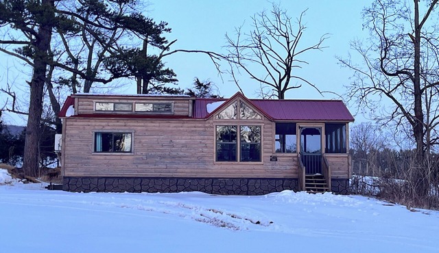 Willow Haven-Charming 2-bedroom cabin in delightful Afton with AC