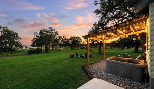 Willow Heaven- LAKEFRONT Cabin getaway with a Jacuzzi in Texoma Shores Resort