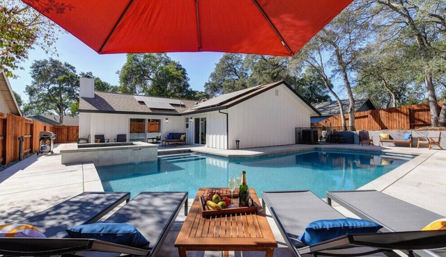 WILLOW House Pool SPA Downtown Roseville Galleria Grill