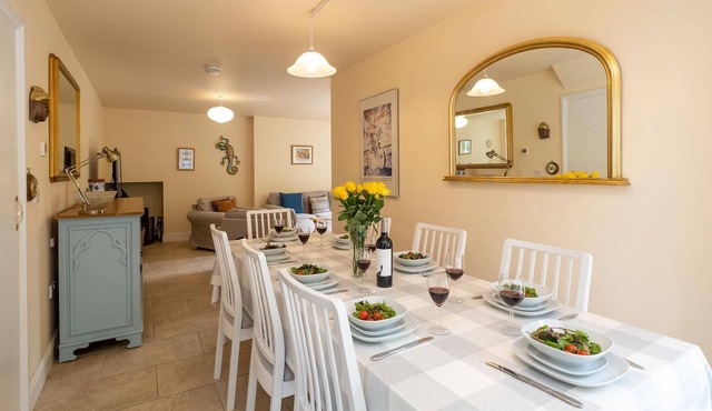 Willow House - sleeps 7 guests in 4 bedrooms