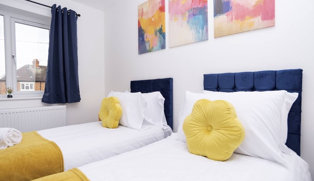 Willow House - Telford Centre - Parking - Sleeps 8