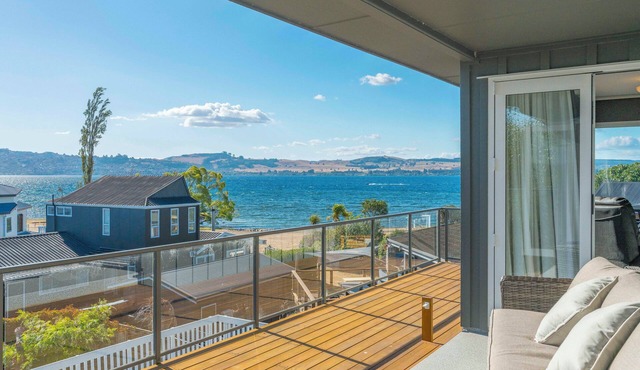 Willow Lake House - Lake Taupo Holiday Home