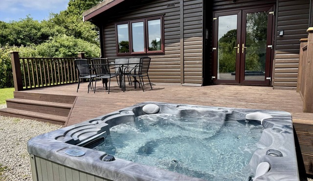 WILLOW LODGE, family friendly, with hot tub in Falmouth