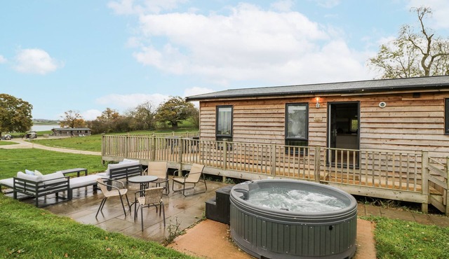 WILLOW LODGE, family friendly, with a garden in Abbots Bromley