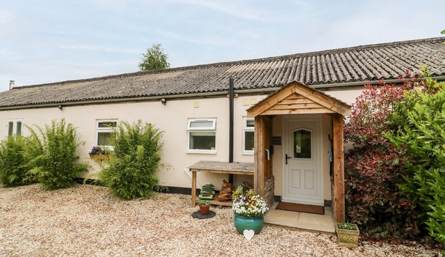 WILLOW LODGE, family friendly, with hot tub in South Cave