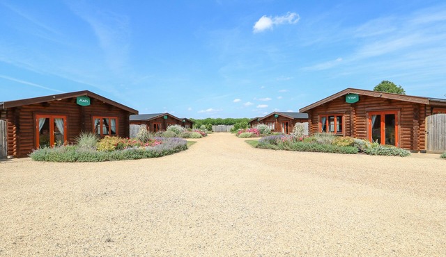 WILLOW LODGE, family friendly, with pool in Greetham, Rutland