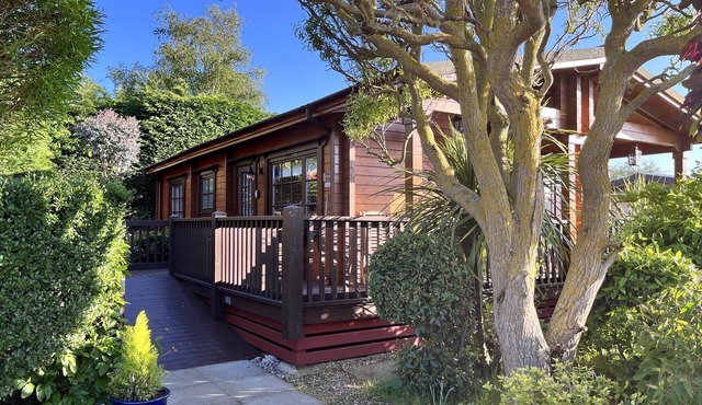 Willow Lodge, Holiday Log Cabin, Cedar Springs, Heacham. Close to the beach.