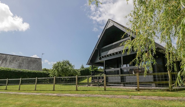 WILLOW LODGE, pet friendly, character holiday cottage in Gillingham