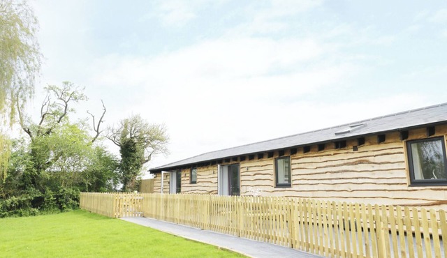 WILLOW LODGE, pet friendly, with a garden in Cleeve Prior