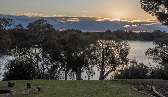 Willow Lodge Retreat – Murray Riverside Escape - Private Boat Ramp and Mooring