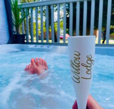 Willow Lodge with Hot Tub