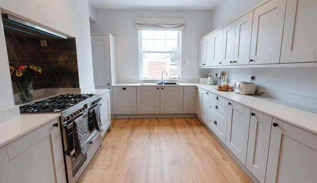 Willow Lodge with Hot Tub