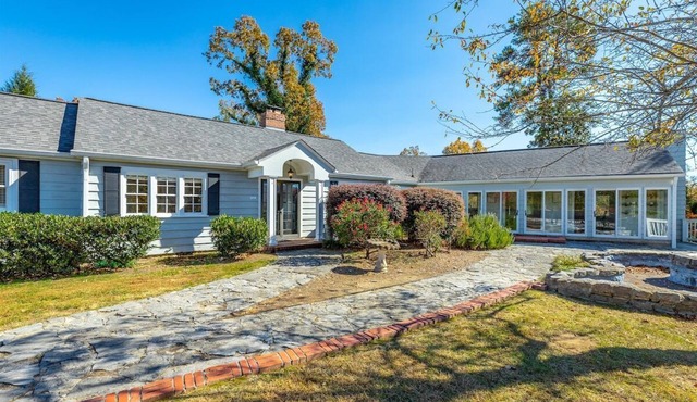 Willow Manor| Charming older home w/MTN Views!