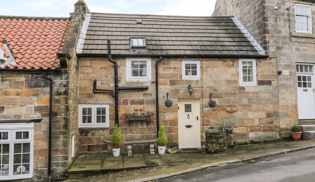 WILLOW NOOK, pet friendly, character holiday cottage in Lealholm