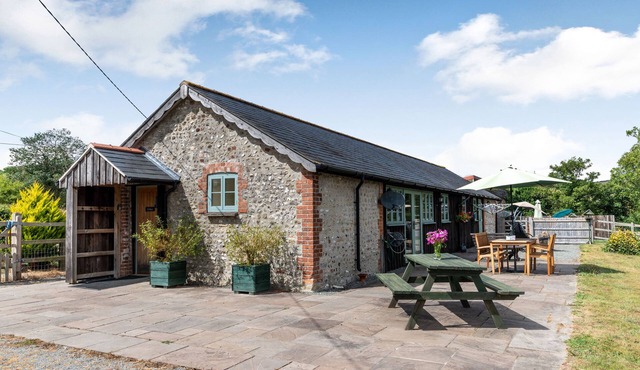 WILLOW, pet friendly, character holiday cottage in Maiden Newton