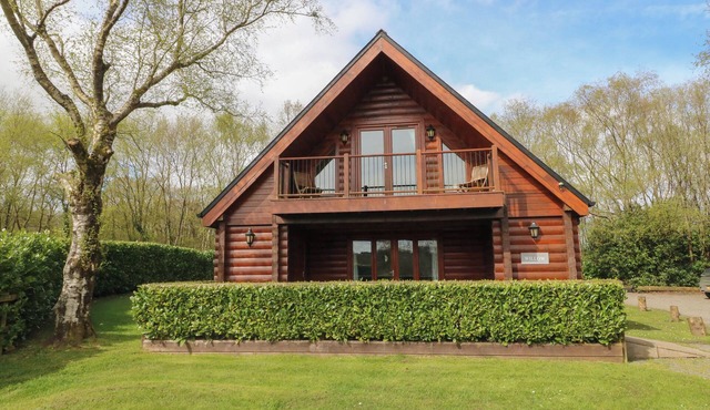 WILLOW, pet friendly, luxury holiday cottage, with hot tub in Dolton