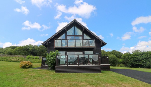 WILLOW, RETALLACK, pet friendly, with pool in St Columb Major