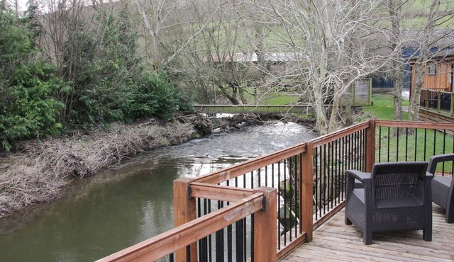 WILLOW RIVER LODGE, with hot tub in Clun