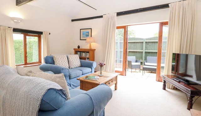 WILLOW, romantic, with a garden in Wood Norton